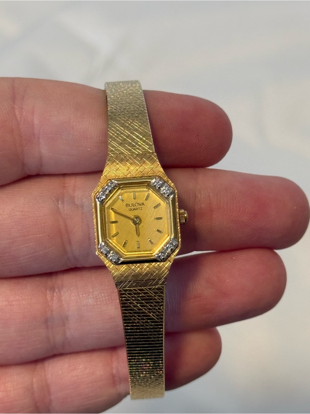 Vintage Bulova Ladies Quartz Gold Tone Crystal Bezel Bracelet Watch Swiss USA